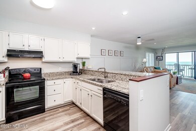 Kitchen w/ peninsula