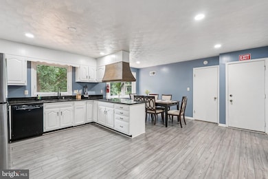 8304 Mariner Ct, Gaithersburg, MD 20882 - photo 5