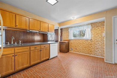 696 Bohemia Pkwy, Sayville, NY 11782 - photo 4