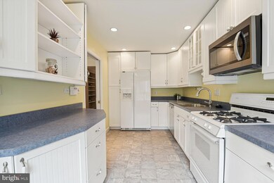 3204 Woodhollow Dr, Chevy Chase, MD 20815 - photo 7