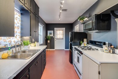 Kitchen w/ Eat-in Area