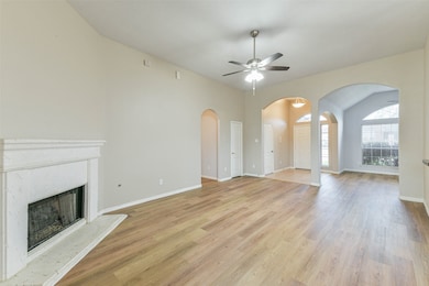 Bright space with high ceilings and cozy gaslog fi