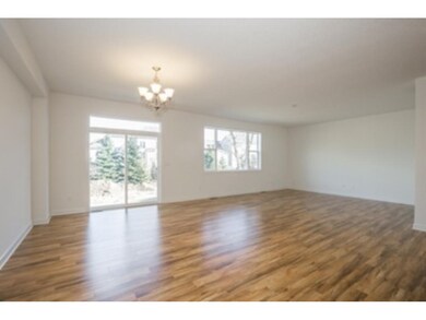 Open floorplan between family room and dining area
