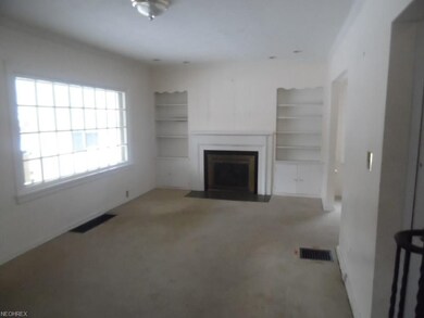 890 Helmsdale Rd, Cleveland, OH 44112 - photo 5