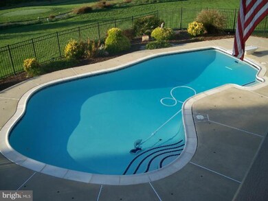 16523 Harbour Town Dr, Silver Spring, MD 20905 - photo 2