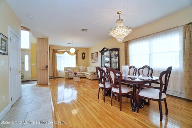 (7) DINING ROOM
