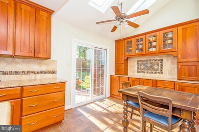 5558 Queen Victoria Ct, Burke, VA 22015 - photo 5