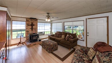 LARGE DEN OVERLOOKS FULLY FENCED BACKYARD ** GAS L