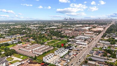 4717 Thornton Views Rd, Houston, TX 77018 - photo 3