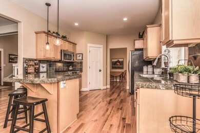 1572 NW Hemlock Ave, Redmond, OR 97756 - photo 6