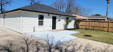 7663 Greenstone St, Houston, TX 77087 - photo 2