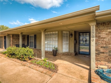 11700 Victoria Place, Oklahoma City, OK 73120 - photo 2