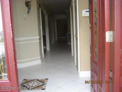 138 Covington Cir, Staten Island, NY 10312 - photo 3