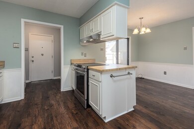 The peninsula has space for cooking prep.