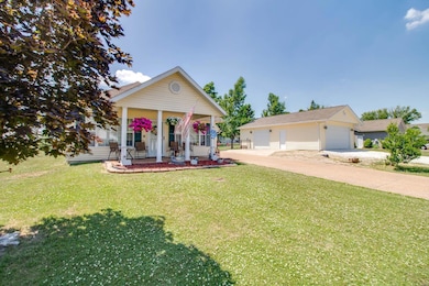 1214 Dolan Ln, Jerseyville, IL 62052 - photo 2