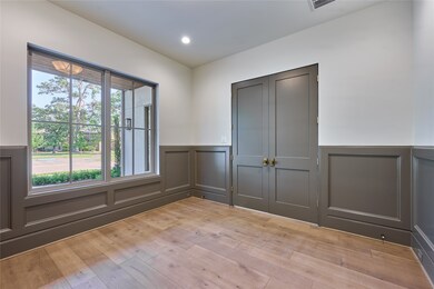 This room features elegant wood paneling.
Ideal f