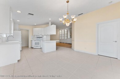 06_7854PineIslandWay_93_LivingRoomDining