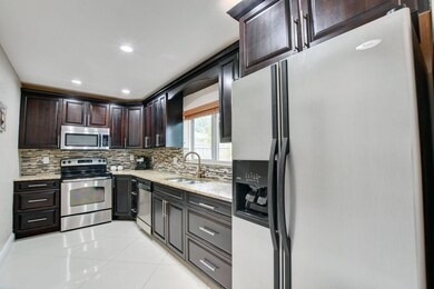 1371 Woodcrest Rd W unit B, West Palm Beach, FL 33417 - photo 6