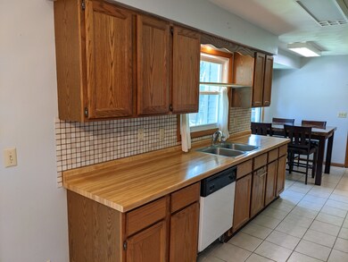 330 Oak Ridge Dr, Freeport, IL 61032 - photo 4