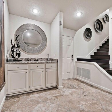 Beautiful Entrance w/Open Floor Plan