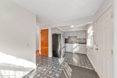 09-3913 S Deerfield Ave-WindowStill