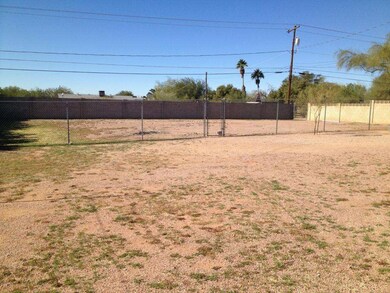 Rear yard crossfence