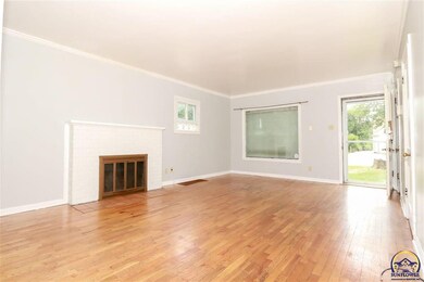 811 SW Randolph Ave, Topeka, KS 66606 - photo 2