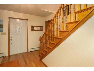 710 2nd Ave SE Hayfield MN-large-004-002-Foyer-150