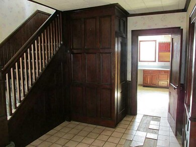 Entry/Foyer.