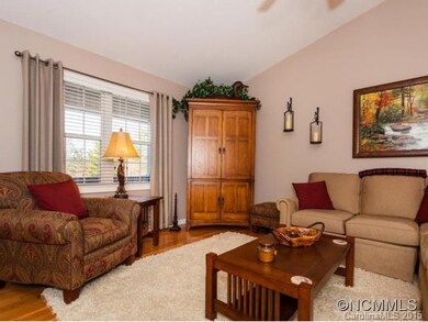 35 Oak Apple Ln, Hendersonville, NC 28792 - photo 5