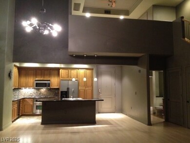 Kitchen with tasteful backsplash, a center island,