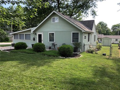Adorable  corner lawn manicured house