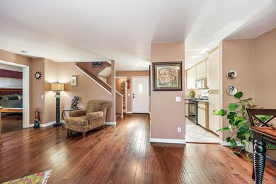 493 Tulipan living room to front door