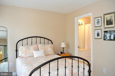 1738 Kingsgate Ct, Alexandria, VA 22302 - photo 4