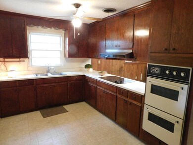 2405 Davis Ave, Tifton, GA 31794 - photo 2