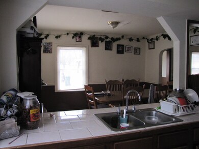 922 W Ridgeland Ave, Waukegan, IL 60085 - photo 3