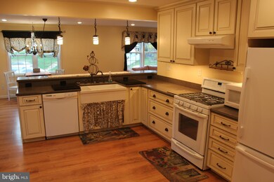 6906 Radcliffe Dr, Alexandria, VA 22307 - photo 2