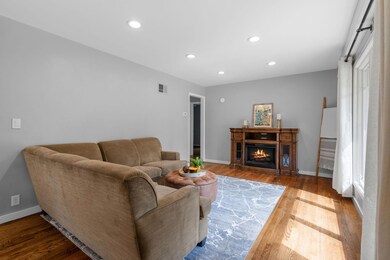 2640 Jersey Ave S - Living Room