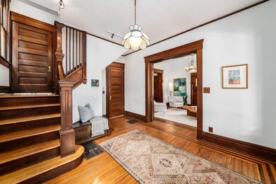 94 W Hubbard Av