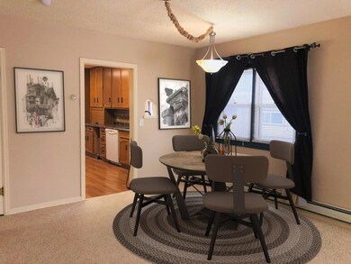 Forthun dining room with round table<|><