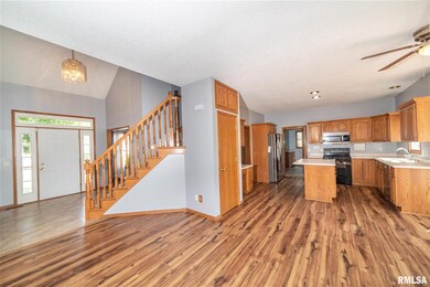 5225 Shawnee Dr, Davenport, IA 52804 - photo 3