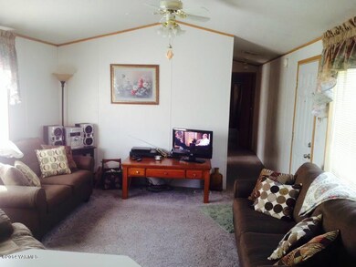 401 Schut living room