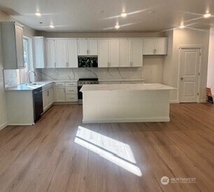 Kitchen with large island