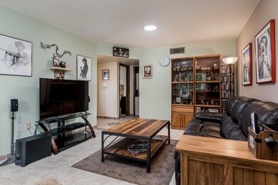 9818 W Lancaster Dr - MLS-15