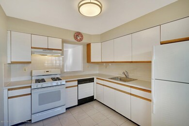 55 Kensington Ct Freehold NJ-large-015-1