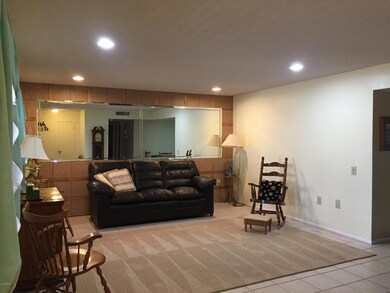 Family Room - Nice & Bright