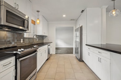 UPDATED KITCHEN - New cabinets, quartz countertops