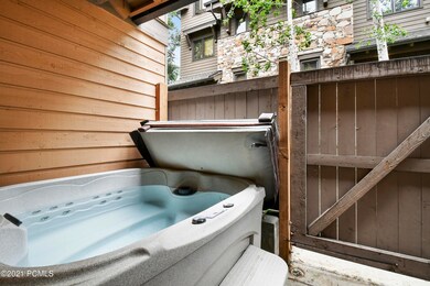 3-Hot tub-Patio