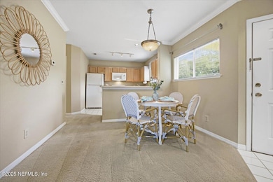 04-Dining to Kitchen