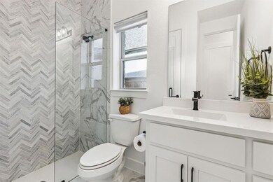 Gorgeous ensuite bath.